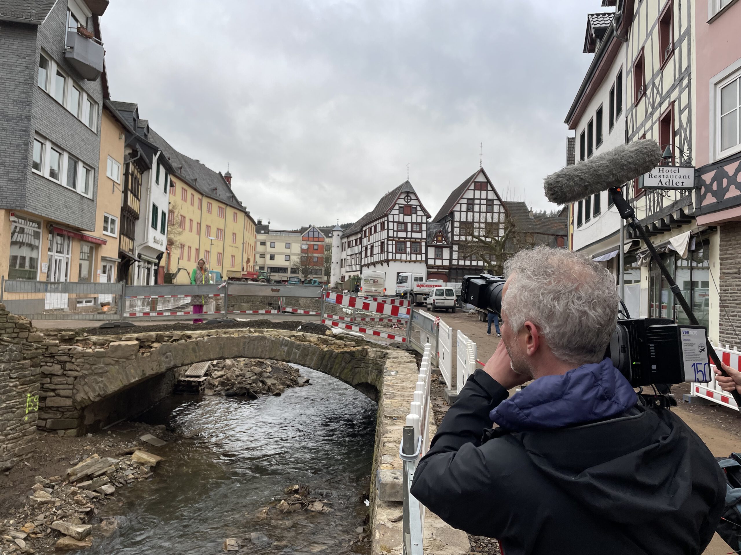 sagamedia_news_RTL_Ahrtal_Michi-auf-Brücke-Kamera